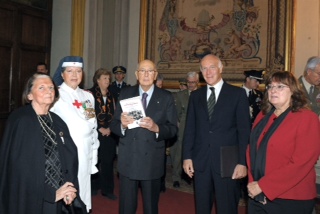 Il Presidente della Repubblica riceve la prima copia del libro “Irene di Targiani Giunti-La Croce Rossa Italiana nei diari e nella vita”